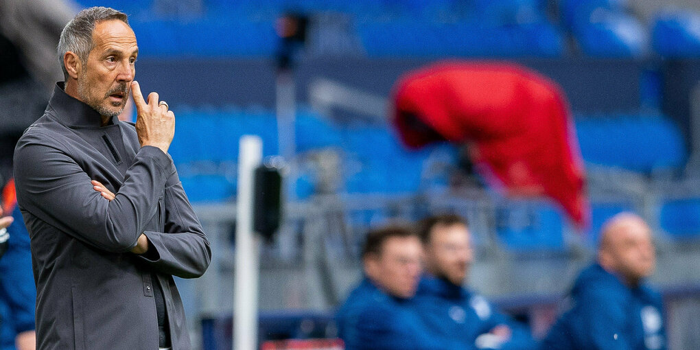 Trainer Hütter kratzt sich am Spielfeldrand im Gesicht