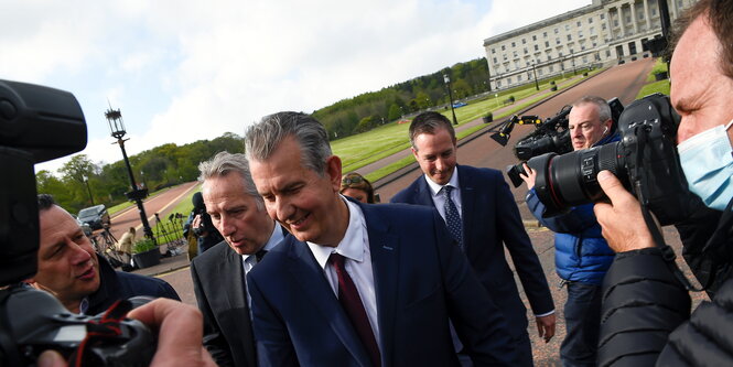 Edwin Poots und andere stehen vor dem Parlament von Nordirland