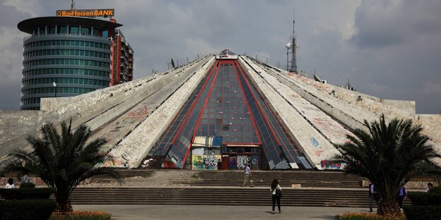 Die Vorderansicht der "Pyramide" mit der beschädigten Glasfront.