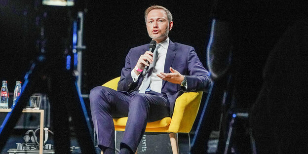 FDP-Chef Christrian Lindner sitzt in einem gelben Sessel