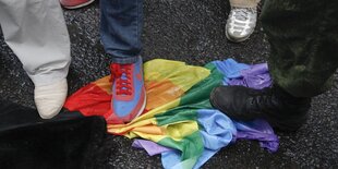 Polizist führt eine LGBT-Aktivistin ab