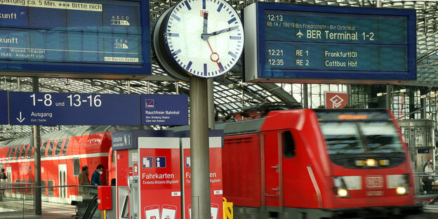 ein Regionalexpress der Deutschen Bahn steht im Berliner Hauptbahnhof