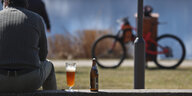 Glas Bier, im Hintergrund ein Fahrrad