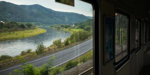 Blick aus dem Zugfenster auf die Elbe