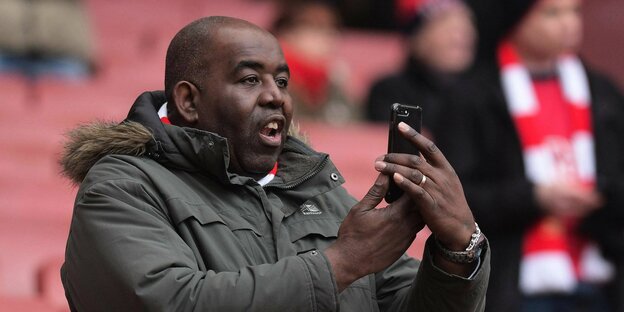 Fan-TV-Moderator filmt sich im Stadion mit seinem Handy selbst