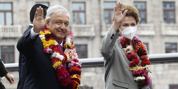 Präsident Lopez un dEx-Präsidentin Rousseff winken.