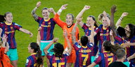 Spielerinnen von Barcelona feiern nach dem Spiel auf dem Rasen
