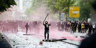 Rechte Hooligans randalieren auf Dresdens Straßen.