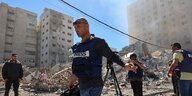 Palästinen­sische Journalisten in den Trümmern des Jalaa­-Hochauses.