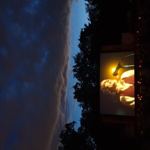Leinwand unter dunklem Himmel Leinwand unter dunklem Himmel