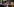 Meschen stehen schockiert vor einem Absperrband