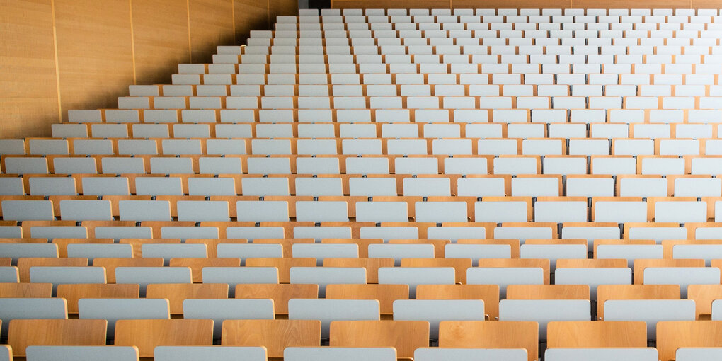 leerer Hörsaal mit vielen Stuhlreihen