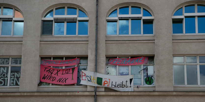 Transparente hängen an einem Haus