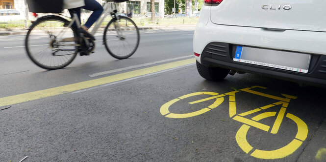 Auto parkt auf gelb markierter Radspur