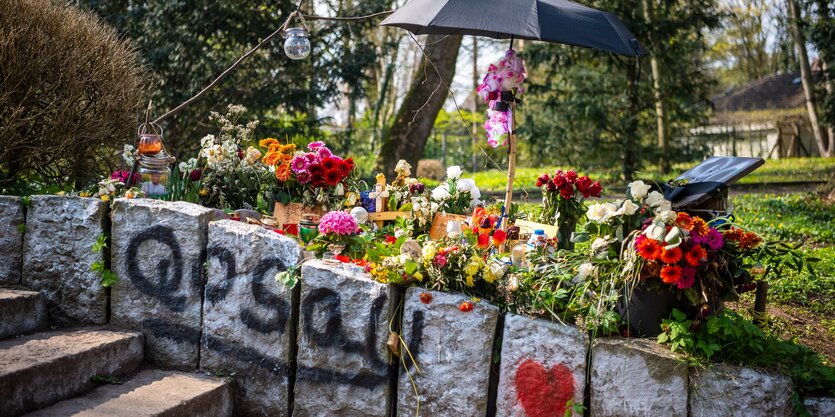 Menschen haben zum Gedenken an Qosay K. Blumen niedergelegt