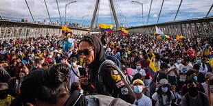 Demonstranten blockieren das Viadukt von Pereira.