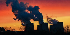 Rauchwolken über Kraftwerk vor Sonnenuntergang