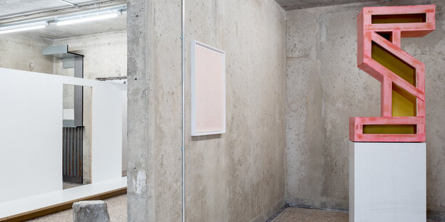 Raumansicht aus der Ausstellung „Metamodell“: rechts im Bild steht eine große rosafarbene Skulptur, die den Buchstaben S zu formen scheint