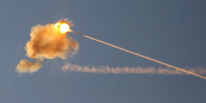 Eine Rakete explodiert am Himmel.