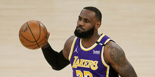 Basketballprofi LeBron James beim Wurf