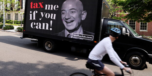 Plakat mit Jeff Bezos.