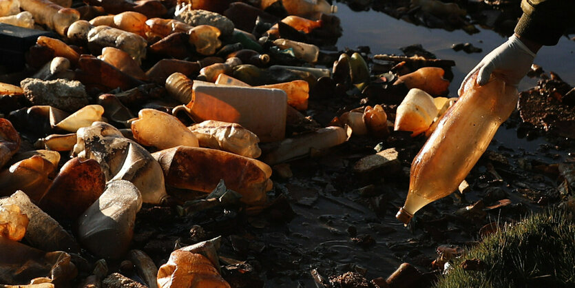 Plastikflaschen in einem See.