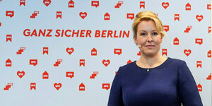 Franziska Giffey steht vor einer Wand mit Logo und dem Schriftzug: Ganz sicher Berlin