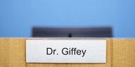 Dr, Giffey steht auf einem Schild, der Platz dahinter ist leer