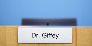 Dr, Giffey steht auf einem Schild, der Platz dahinter ist leer