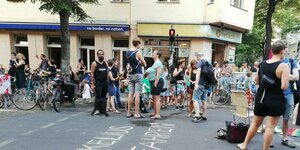 Menschen stehen auf der Straße vor dem K-fetisch