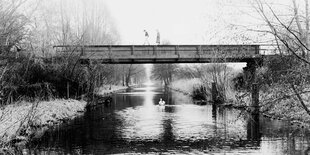 Filmszene: zwei Mädchen auf einer Brücke in "Winter Wdé"