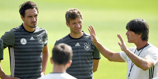 Trainingsbild. Löw erklärt Müller und Hummels etwas auf dem Rasen