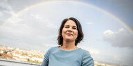 Annalena Baerbock vor einem Regenbogen