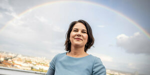 Annalena Baerbock vor einem Regenbogen