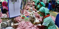 Frauen an Nähmaschinen in einer Textil fabrik in Bangladesh