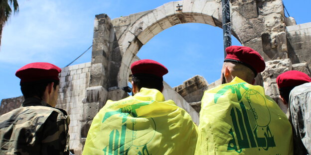 Soldaten mit Hisbolah Fahnen auf dem Rücken