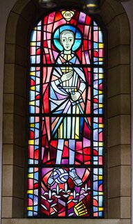 Ein Kirchenfenster zeigt einen Heiligen mit Fussball und blaen Schuhen Ein Kirchenfenster zeigt einen Heiligen mit Fussball und blaen Schuhen