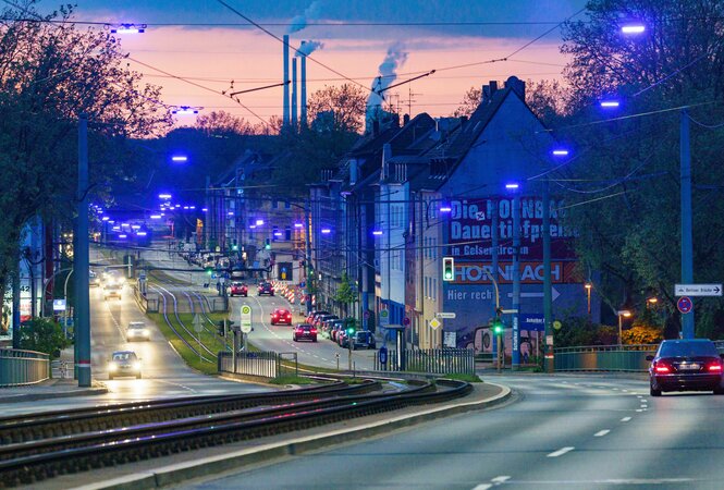 Strase in der Dämmerung, die von blauen Lichtern beleuchtet wird