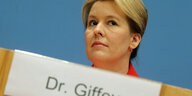 Das Foto zeigt den Kopf der SPD-Politikerin Franziska Giffey über einem Namensschild mit dem Aufdruck "Dr. Giffey".