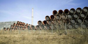 Pipeline-Röhren für den Transport von Erdgas lagern im Seehafen Sassnitz-Mukran.