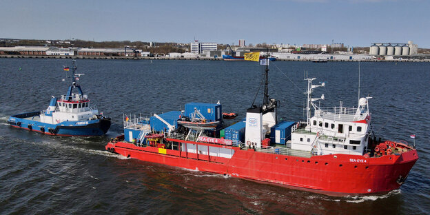 Das Seenotrettungsschiff "Sea-Eye 4" legt im Fischereihafen im polnischen Swinemünde (Swinoujscie) ab, um in Richtung Mittelmeer zu fahren