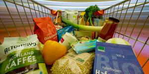 Bioprodukte liegen in einem Einkaufswagen
