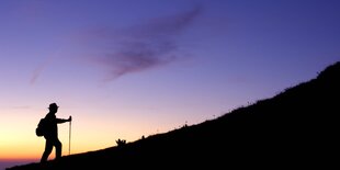 Ein Wanderer am Berg beim Aufstieg