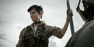 Tig Notaro als Marianne Peters in „Army of the Dead“. Sie ist in Kampfmontur und hält sich an einem Hubschrauber festin