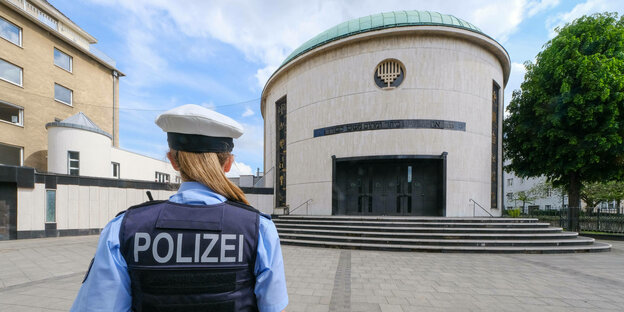 Polizistin vor einer Synagoge