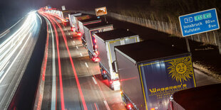 LKW-Stau auf einer Autobahn.