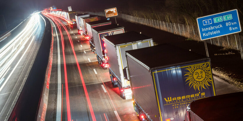 LKW-Stau auf einer Autobahn.