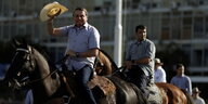 Präsident Bolsonaro auf einem Pferd.