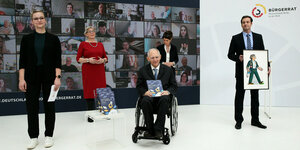undespräsident Schäuble mit anderen Personen bei einer Pressekonferenz.