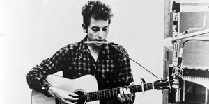 Der junge Bob Dylan mit akustischer Gitarre